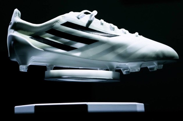 Adidas mostra il pallone e le scarpe del futuro | Webnews