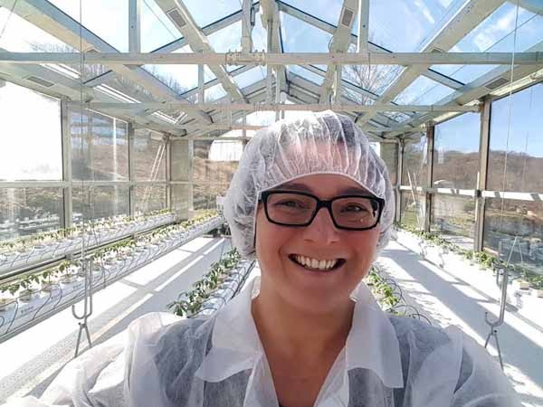 Ingegnere elettronico ed aerospaziale, Giorgia Pontetti ha messo in piedi sul lago del Salto, in provincia di Rieti, un’azienda agricola con annesso agriturismo: ricerca, produce e vende online prodotti agricoli biologici genuini, ottenuti grazie a tre serre ad alta tecnologia per coltivazioni idroponiche tutte computerizzate. Nasce così il