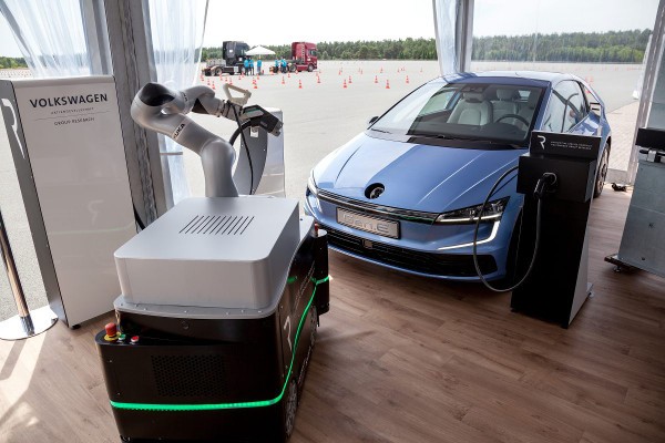 Volkswagen, le auto si ricaricheranno con i robot