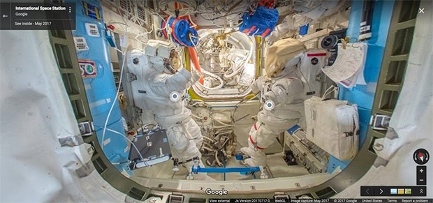 L'area Joint Airlock della ISS con le tute chiamate Extravehicular Mobility Units che i membri dell'equipaggio indossano per le attività al di fuori della Stazione