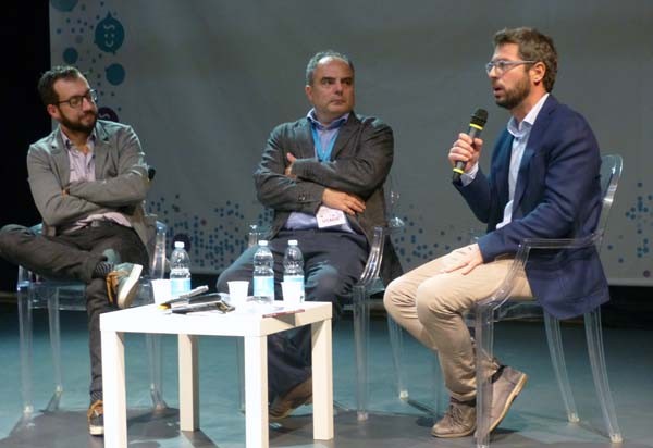 Internet Festival 2017. Da sinistra, Simone Cosimi, Giovanni Ziccardl e Alberto Rossetti, al teatro Sant'Andrea di Pisa per parlare del libro "Nasci, cresci e posta" (Città nuova).